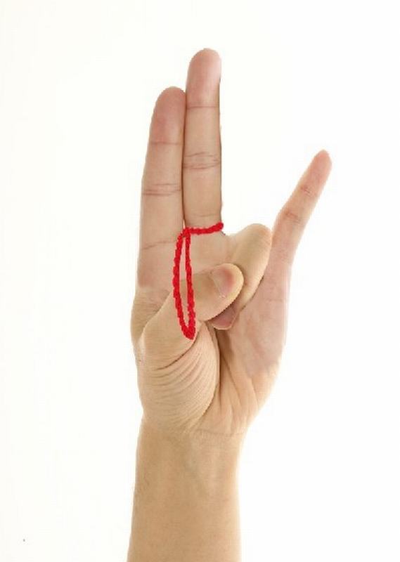 赤脚左脚遁地三下, 左手中指第三节处绑红线一圈,尔后旋转一圈,成结